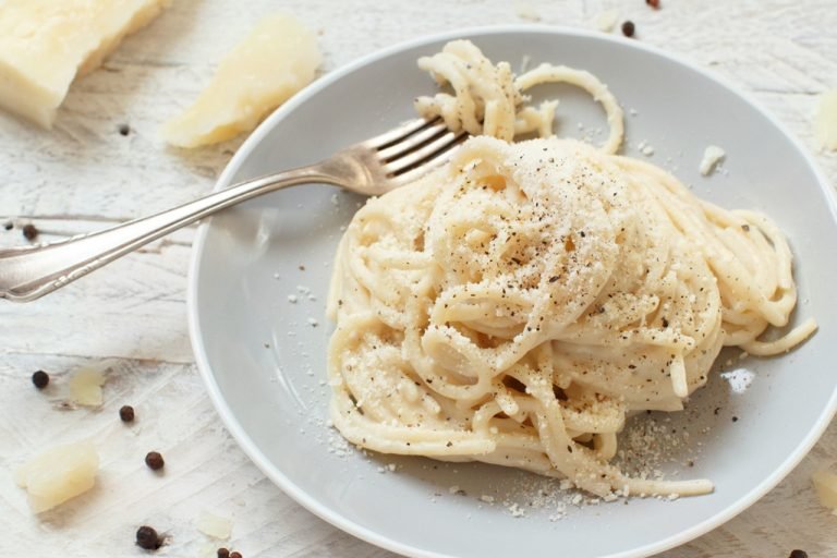 Cacio e Pepe: O Que É, Como Fazer, e Por Que é Tão Bom
