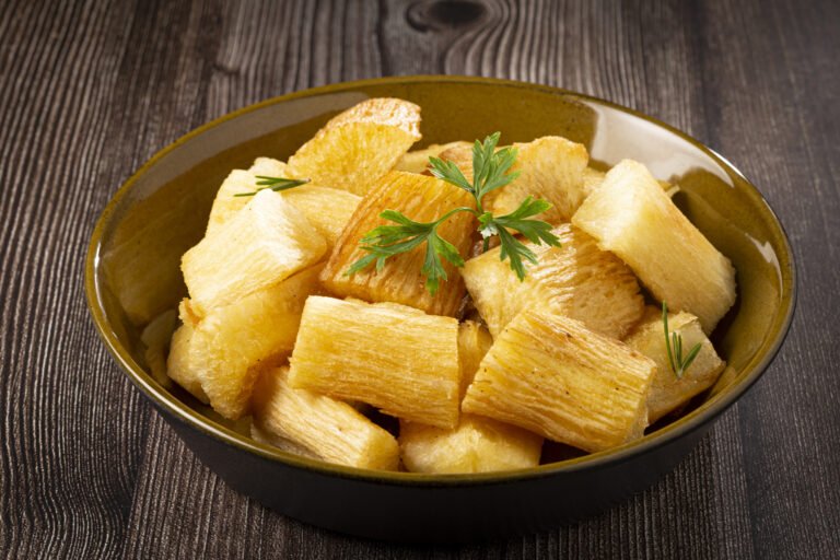 A Mandioca: Raiz Versátil que Encanta a Gastronomia Brasileira