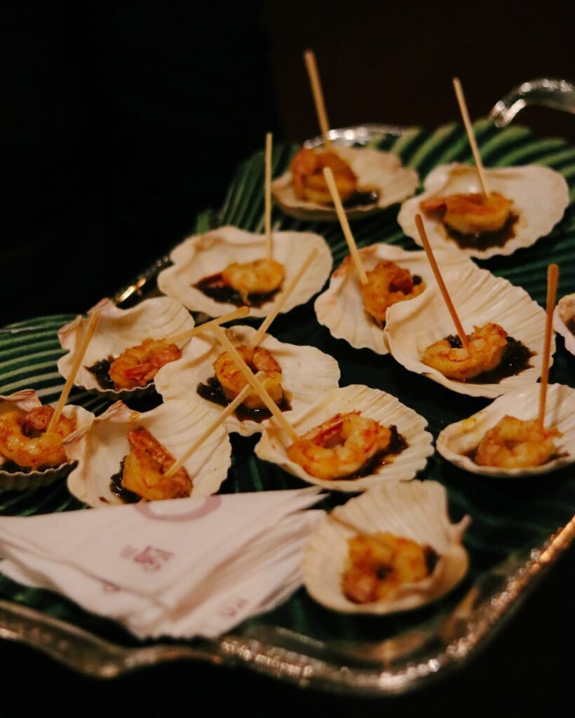 Festa de 50 anos: como criar uma celebração elegante com encomendas de buffet e doces sofisticados